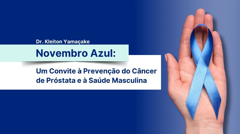 Fita azul atada ao tronco de árvore em parque outonal com folhas douradas no solo e céu azul ao fundo.