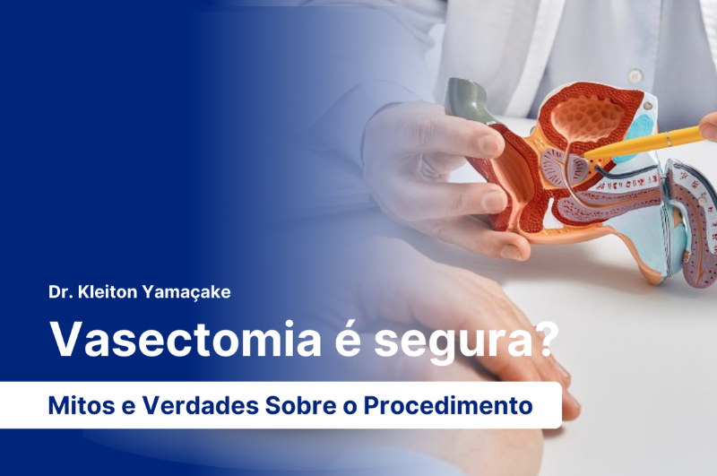 Médico de jaleco branco e luvas cirúrgicas segurando um bisturi próximo ao escroto de um paciente deitado em uma mesa de exame.